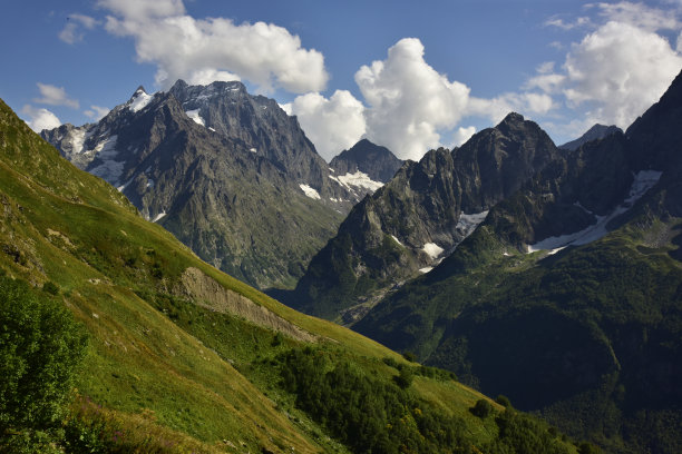 高耸的山