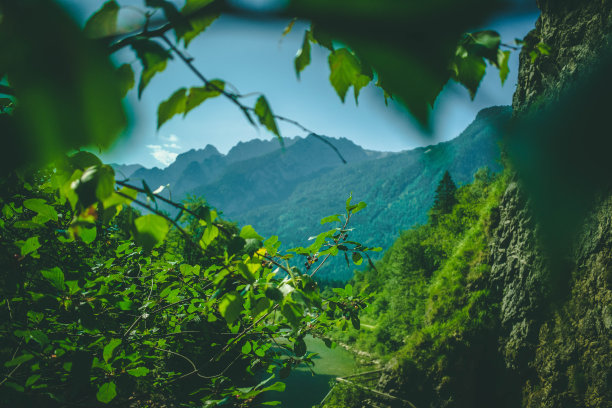 群山森林湖水天空风景