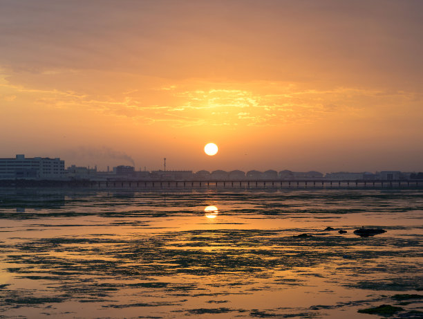 夕阳江边的桥