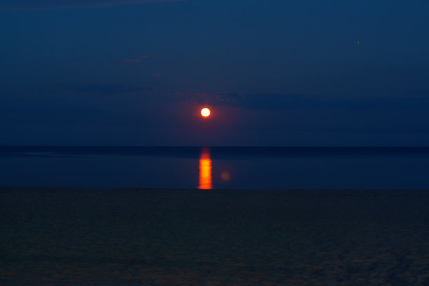 黑夜大海的波浪