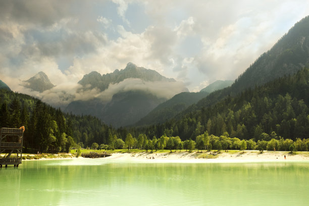 深山湖景水雾