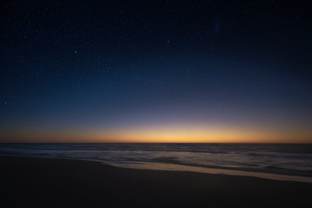 夜空下的海滩