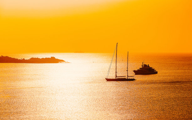 夕阳下的海上轮船