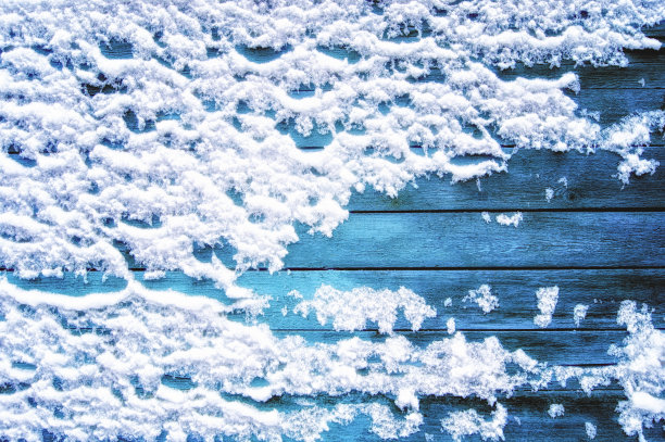 白色背景上的蓝色雪花-冬季圣诞装饰
