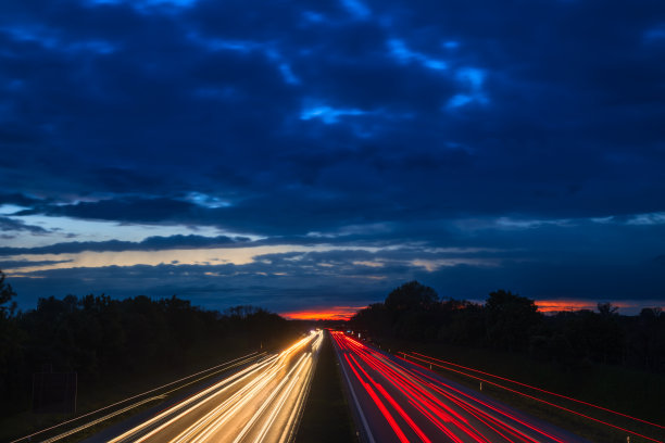 夜色下明亮的道路