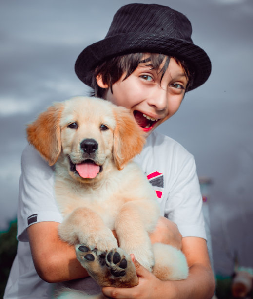小男孩和宠物狗