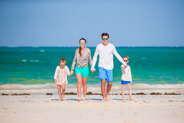 幸福的家庭海滩摄影图片
