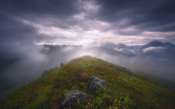 雾色山岭风光