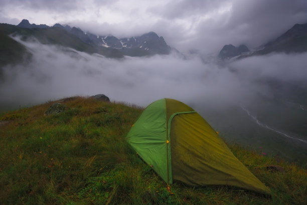 蓝天白云大山背景