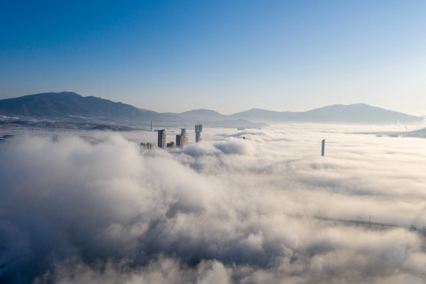 蓝天白云航拍城市建筑风景图片