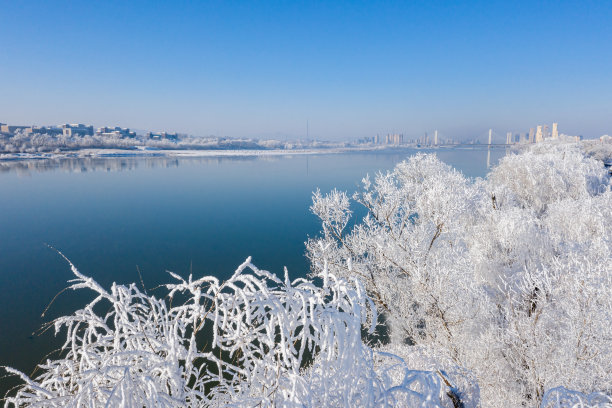 早冬湖边霜冻的美景