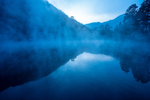 深山湖景水雾