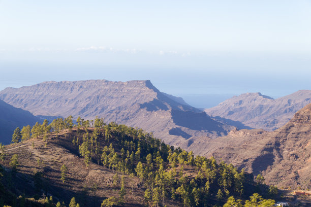 云雾缭绕高山峭壁秋色风景