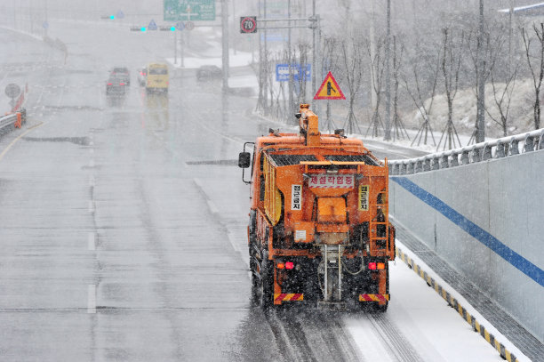 雪地行驶的卡车