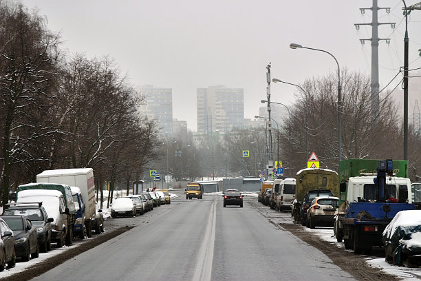 雪地行驶的卡车