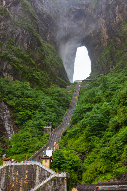 云雾中的公路