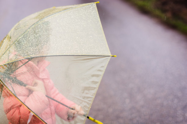 雨中打伞女孩