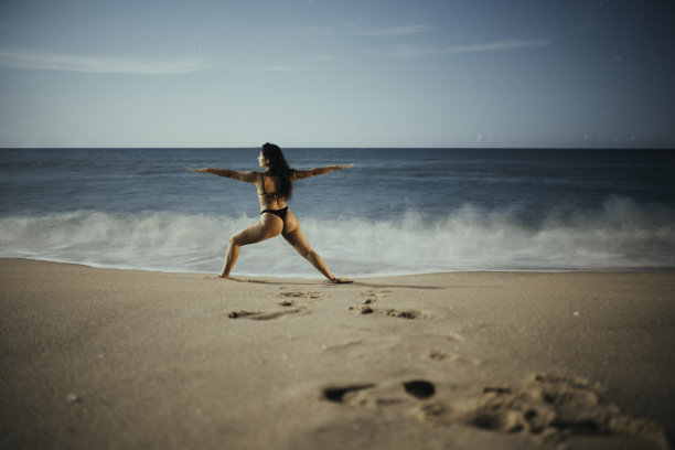 在海滩上锻炼的女人
