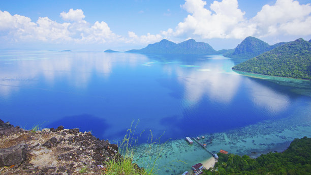 航拍海洋中的岛屿风景