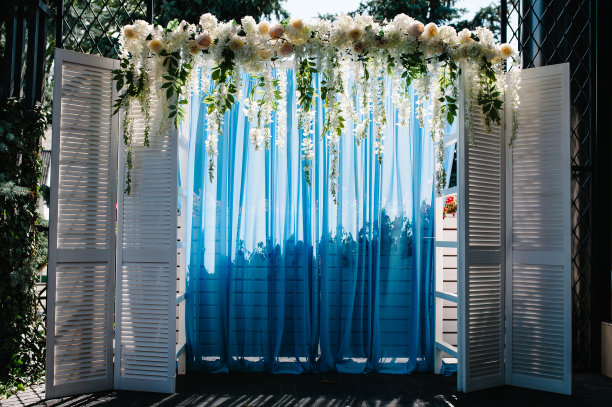 蓝色花卉玫红婚礼背景