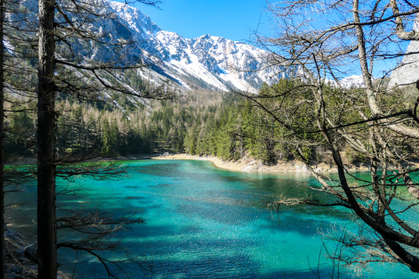 在宁静的山湖放松的徒步旅行者