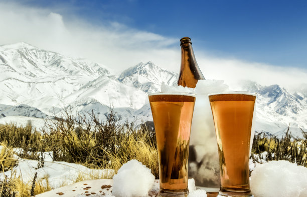 雪山饮酒