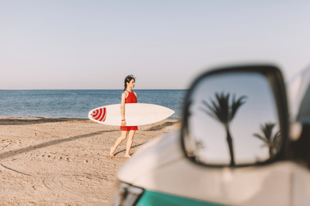 在海上冲浪的女人