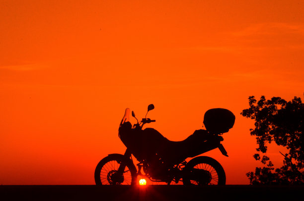 日出夕阳下的摩托机车