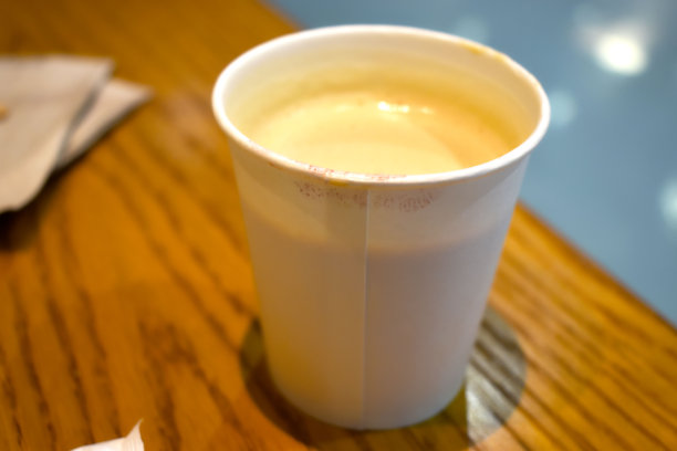 在一个白色的杯热咖啡拿铁