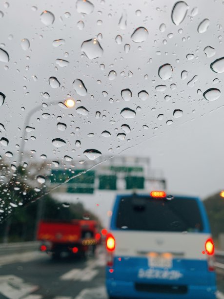 雨中堵车