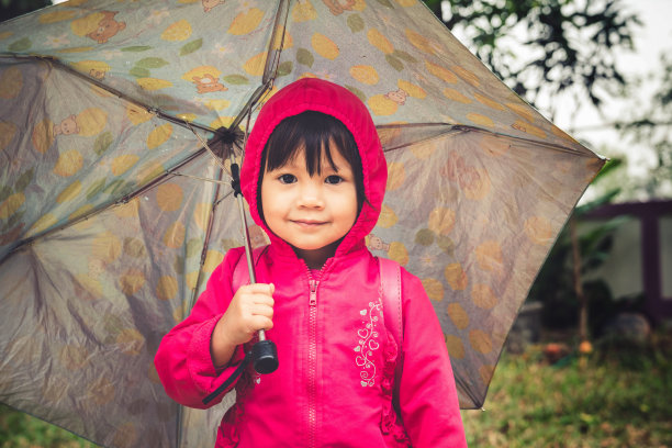 打伞的小女孩