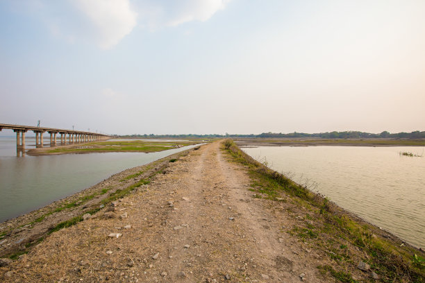 雨中堤坝