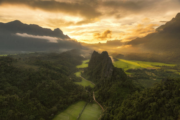 群山夕阳草地天空风景