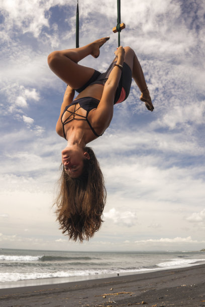 在海滩上做瑜伽的漂亮女人
