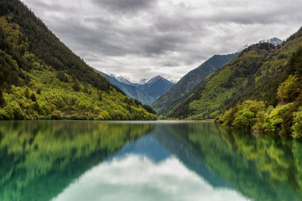 蓝天白云江景