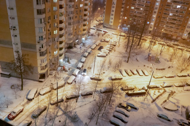 下雪中的院子