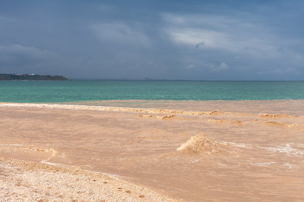 浑浊的江水