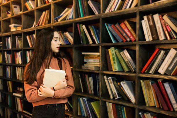 在读书的漂亮女大学生