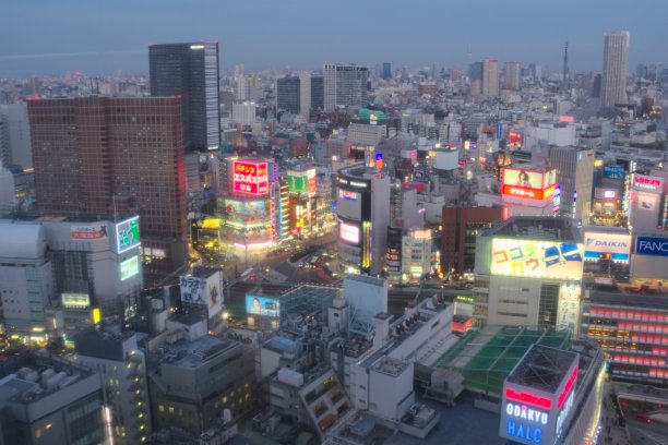 夜晚城市安静街道图片