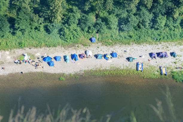 湖边绿地帐篷