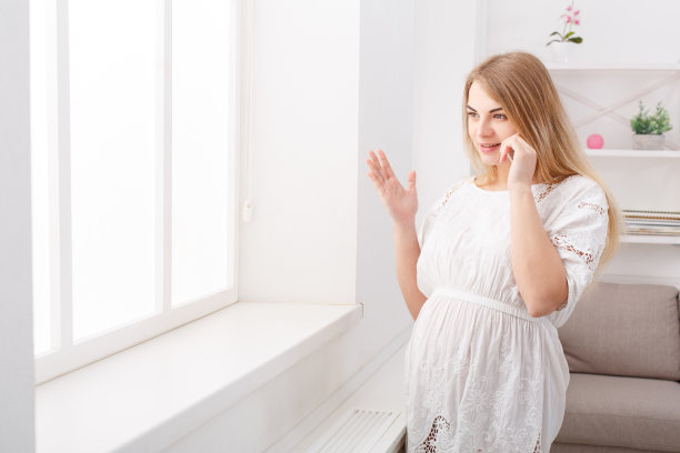 年轻的女人打电话