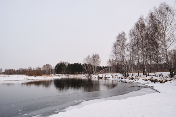 早冬湖边霜冻的美景