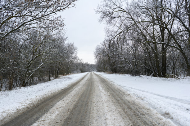 白雪覆盖的路