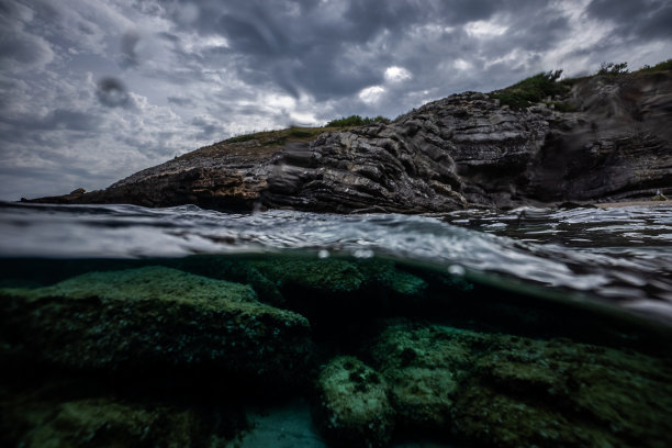 户外海水礁石自然景观