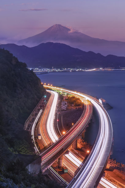 公路弯道和城市夜景