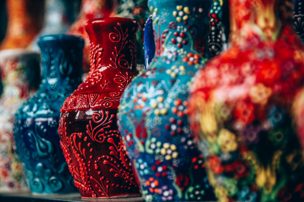 红瓷花瓶
