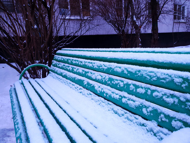 雪中长椅