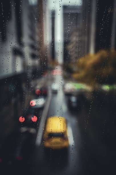 窗外暴雨