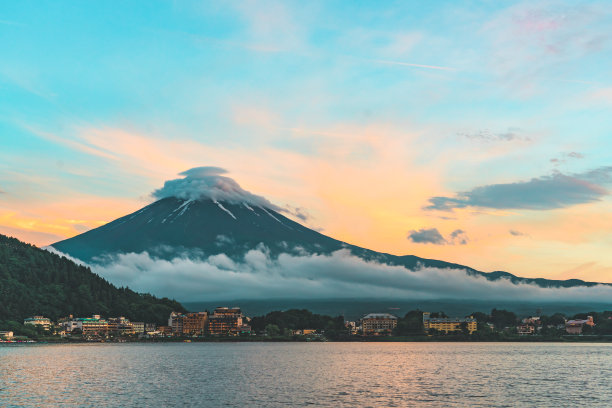 海滨小镇黄昏风景