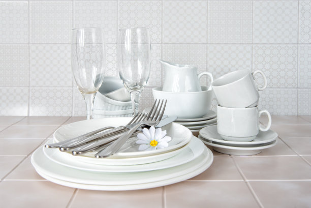 堆叠的餐具在白色背景